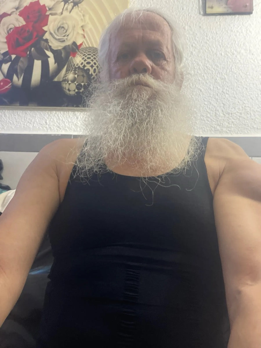 homme à la longue barbe portant le Débardeur Allure noir