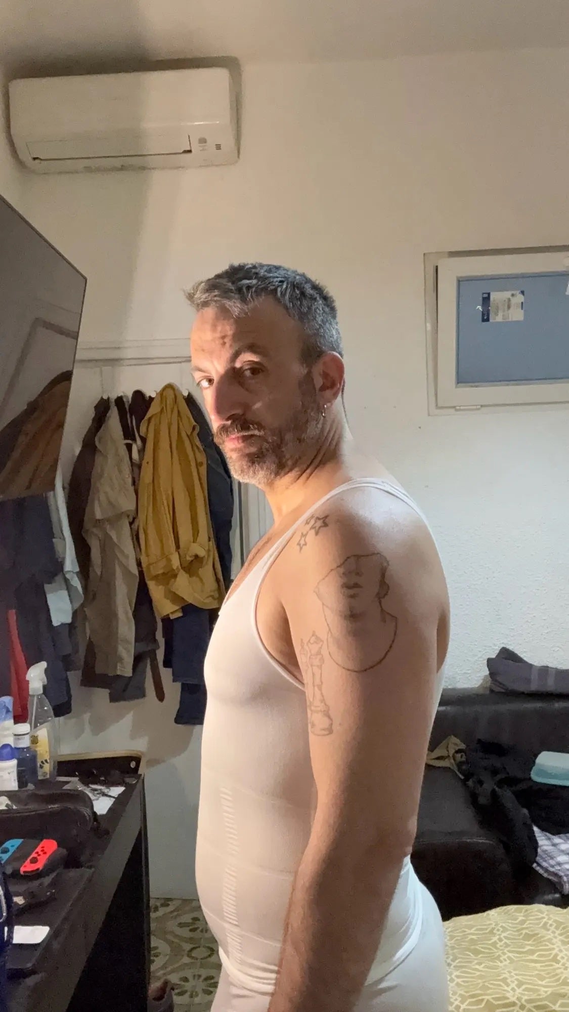 homme de profil portant le Débardeur Allure beige