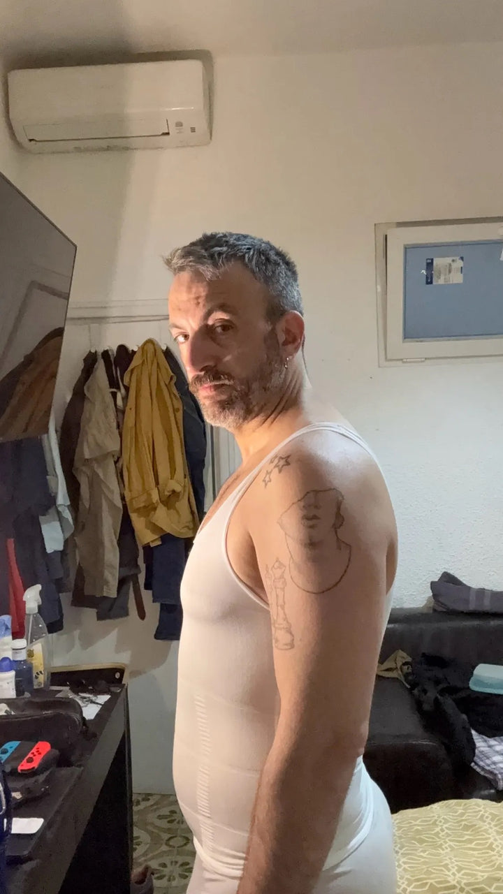 homme de profil portant le Débardeur Allure beige