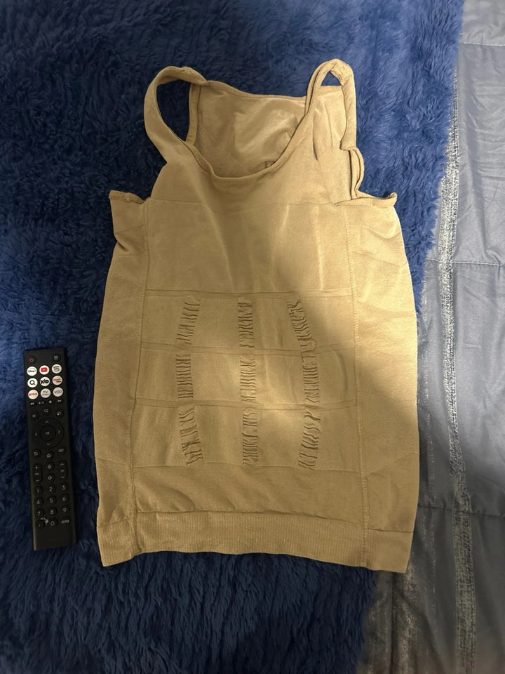 le Débardeur Allure beige posé à plat
