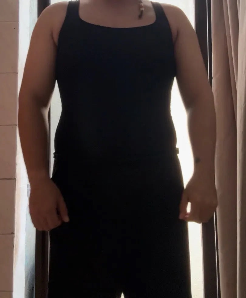 homme portant le Débardeur Allure noir à contre-jour